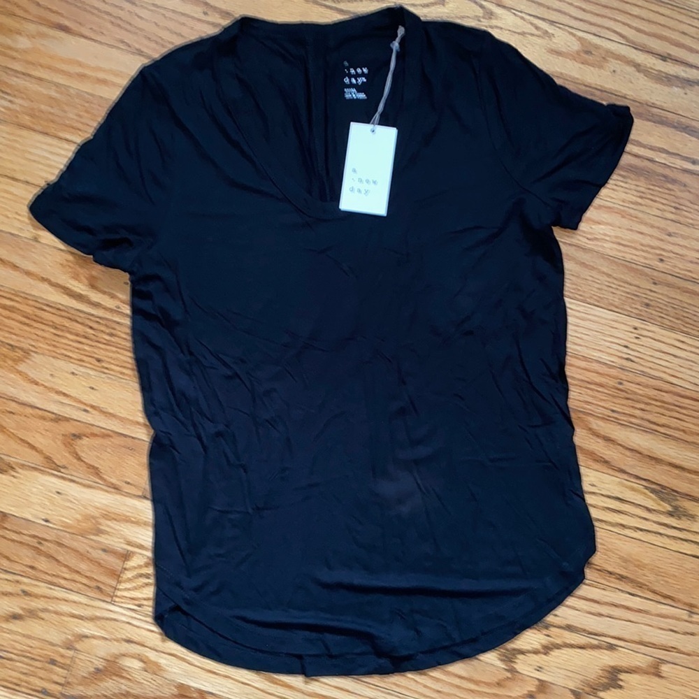 A new day nwt black vneck size small